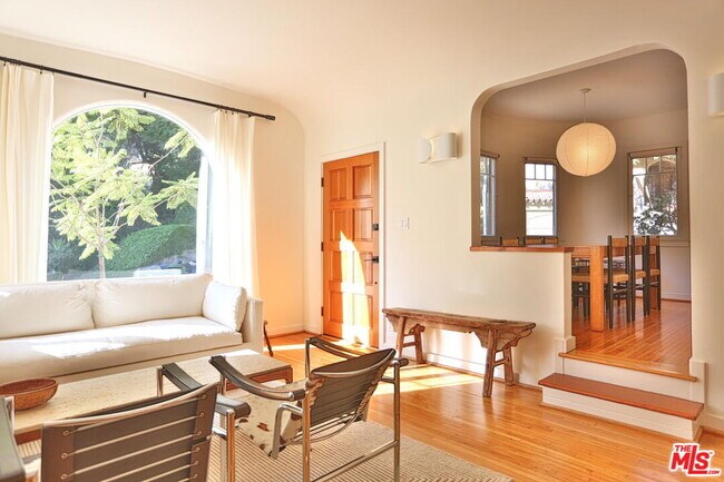 Foto del edificio - 2256 Silver Ridge Ave