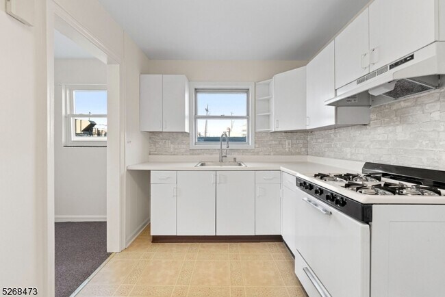 Building Photo - 836 Van Houten Ave