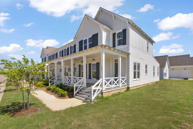 Foto del edificio - Luxury Townhome for Rent in Waterpointe | 3 Bed | 2.5 Bath | Private Courtyard