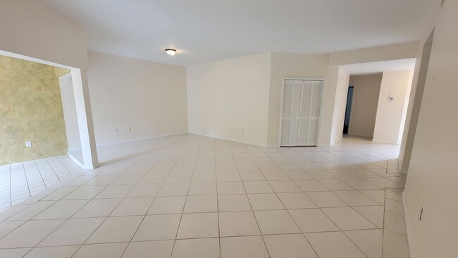 Foto del edificio - Desirable 2 bed/ 2 bath/1 car Condo in The...
