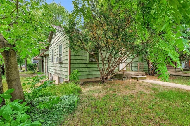 Building Photo - 2 BED / 1 BATH HOUSE NEAR CAMPUS W/ CHARMING CHARACTER