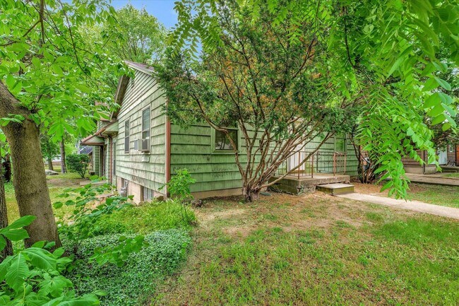 Foto del edificio - 2 BED / 1 BATH HOUSE NEAR CAMPUS W/ CHARMING CHARACTER