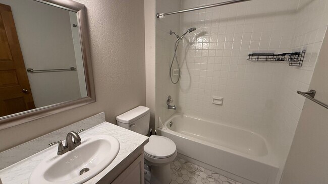 Building Photo - Lovely 2 bed townhome with private bathroo...
