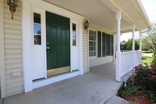 Building Photo - 5 BD + 3.5 Bath Bright & Beautiful Colonia...