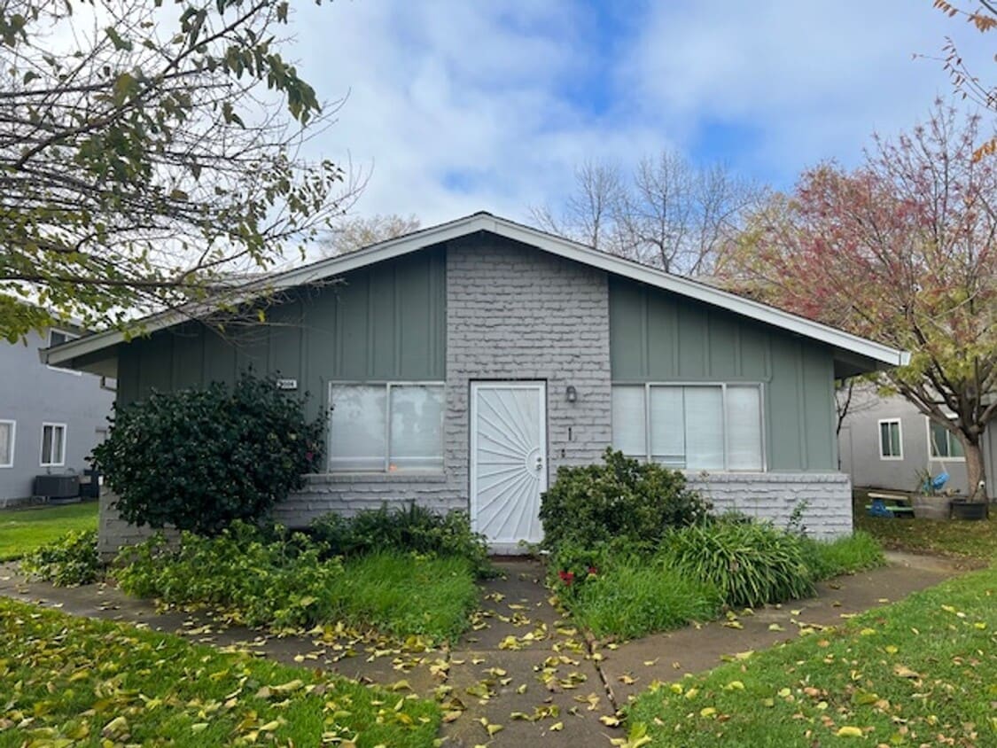 REMODELED 2 BED UNIT W/ GARAGE! - REMODELED 2 BED UNIT W/ GARAGE!