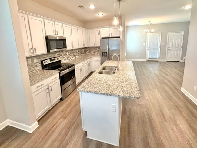 Building Photo - 305 Azalea Dr