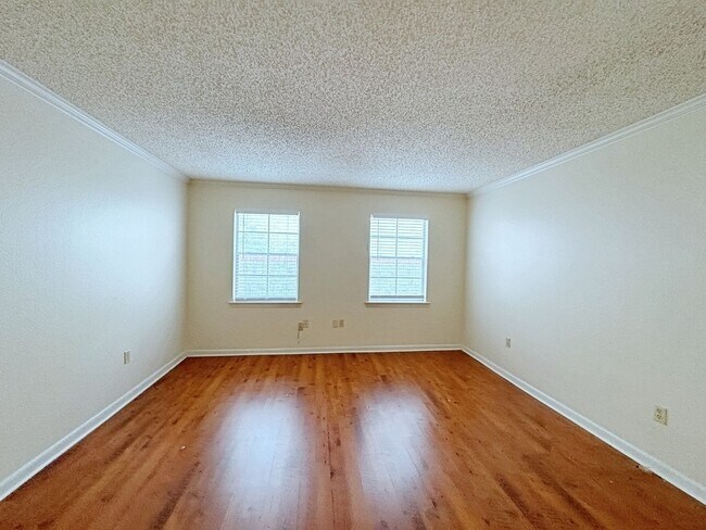 Foto del edificio - One Bedroom Upstairs Condo in Mid City - $...