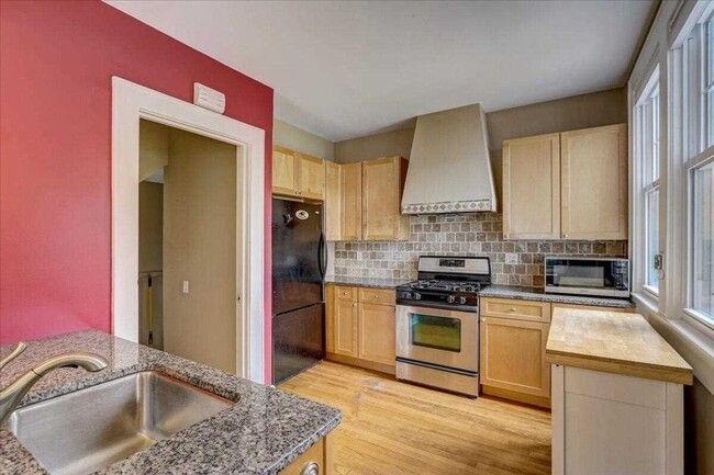 Building Photo - Georgeous 4 Bedroom East Side Single Famil...