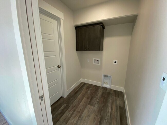 Building Photo - Townhouse