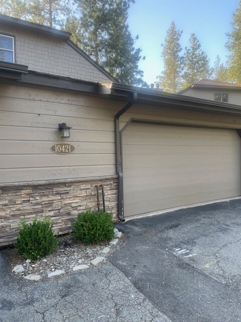 Building Photo - 10421 N Lakeview Dr