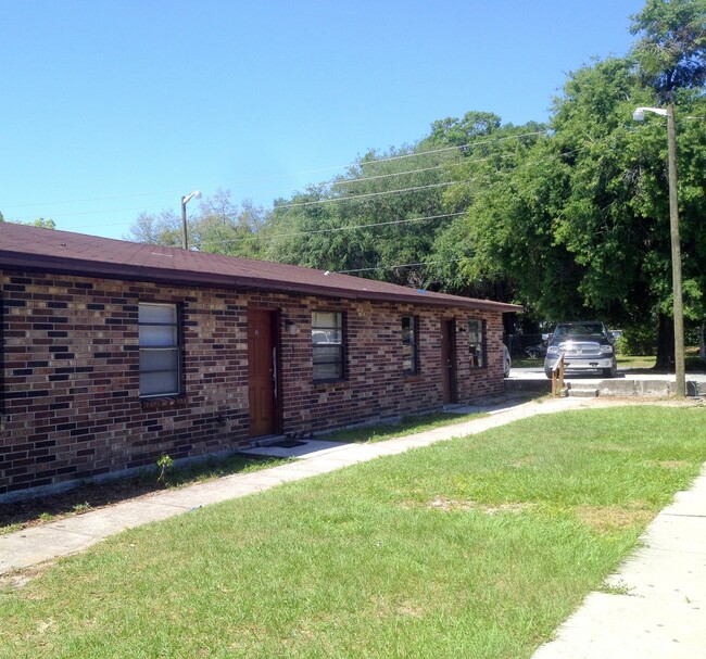 Building Photo - HUGE 2BR/1BA w/Gorgeous Earth Tone Ceramic...