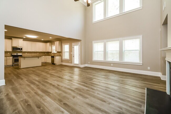 Building Photo - 2211 Ginger Lake Dr NE