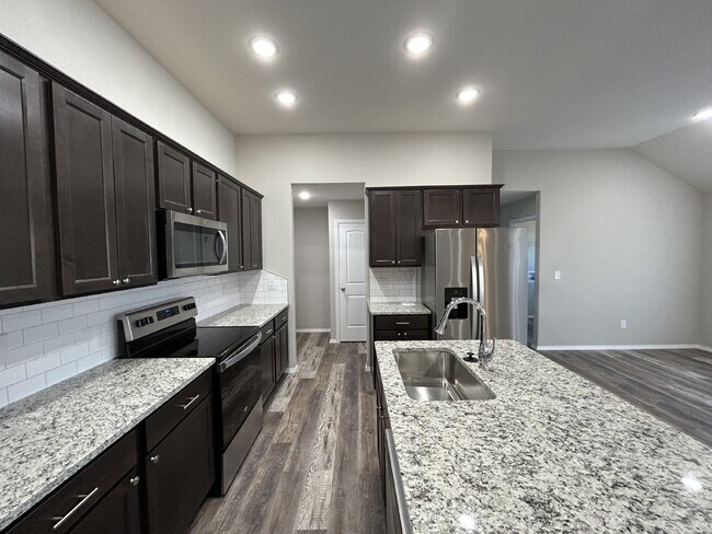 Building Photo - 521 Evergreen