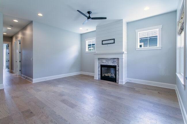 Building Photo - Newer Home