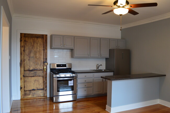 Building Photo - 1631 W Belmont Ave