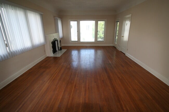 Building Photo - 122 S Elm Dr