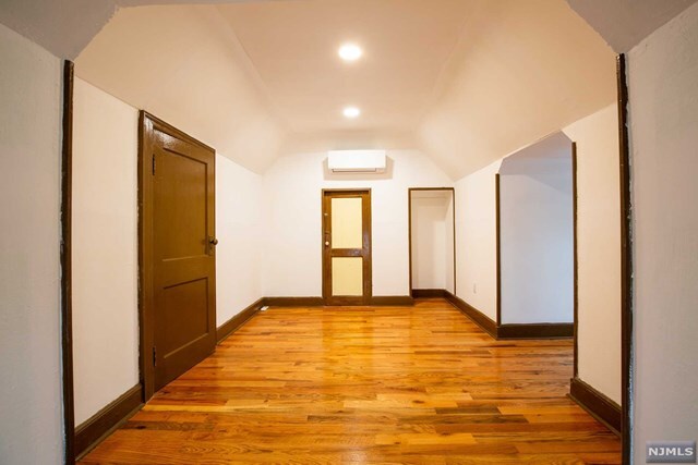 Foto del edificio - 733 Hudson Ave