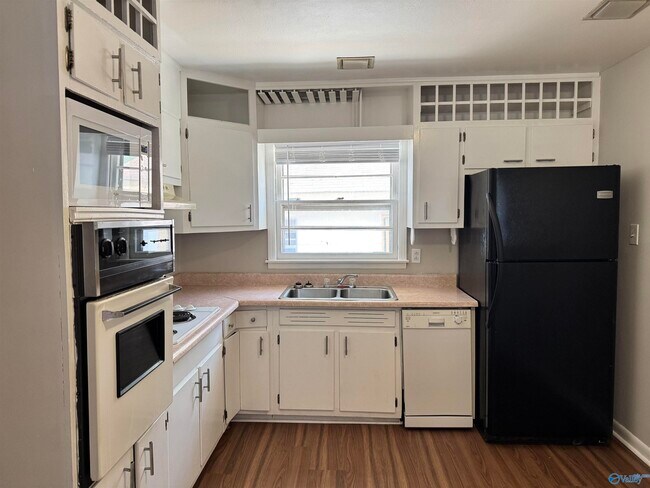 Foto del edificio - 3406 Brenda St NW