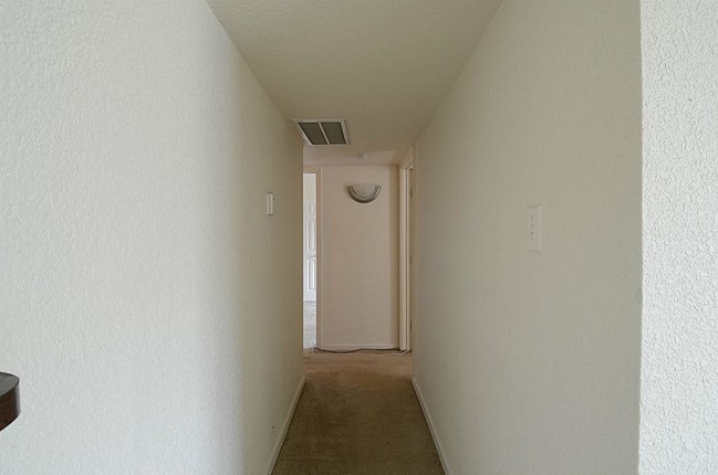 Foto del edificio - 8100 Creekbend Dr