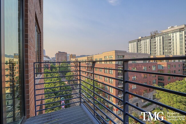 Building Photo - Gorgeous 1br/1.5ba condo + bonus room and ...