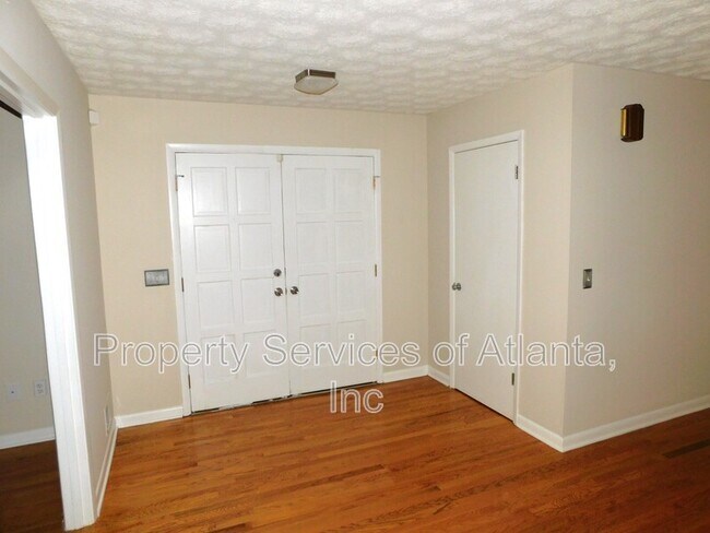 Foto del edificio - 626 Indian Hills Pkwy NE