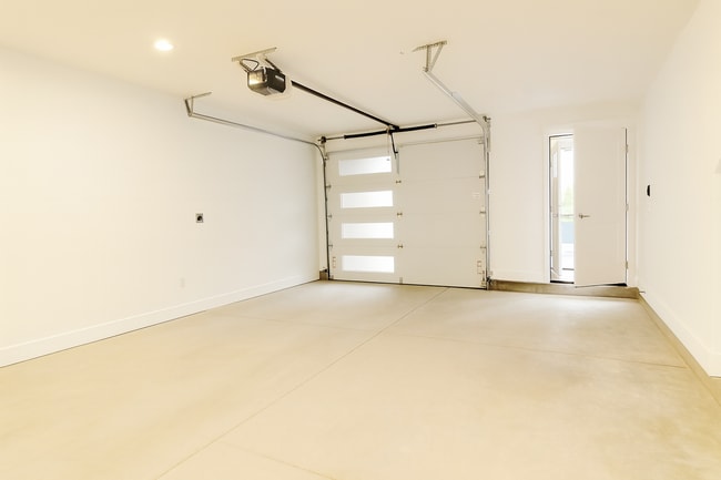 Building Photo - Your Bend Retreat: Spacious End Unit Townhouse with Pilot Butte Views