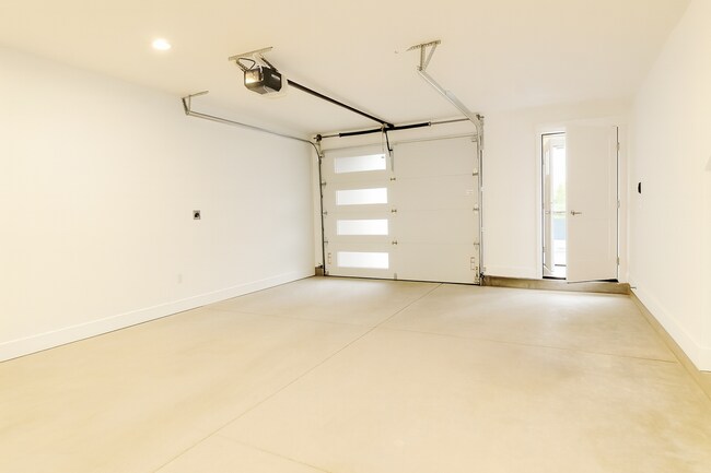 Foto del edificio - Your Bend Retreat: Spacious End Unit Townhouse with Pilot Butte Views