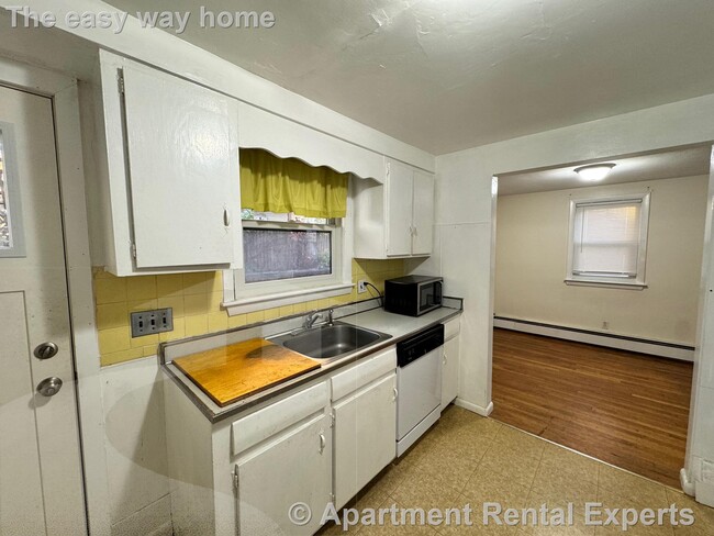 Building Photo - Townhouse Style 2+/3BR - Parking - Dishwas...