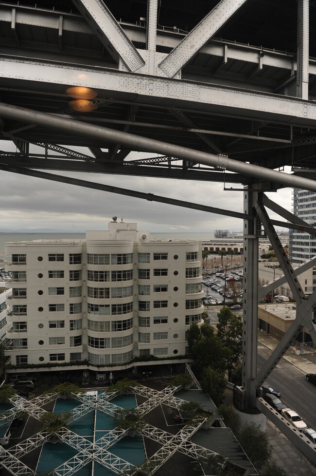 Building Photo - 403 Main St