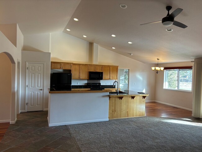 Foto del edificio - Redmond Home with Amazing Deck Views