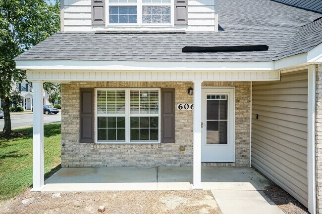 Foto del edificio - Four Bedroom Home!