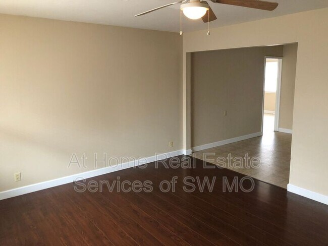 Foto del edificio - 924 W Woodridge St