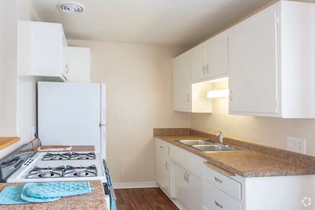2 BR, 1 BA - 800 SF - Sea Breeze Garden Apartments