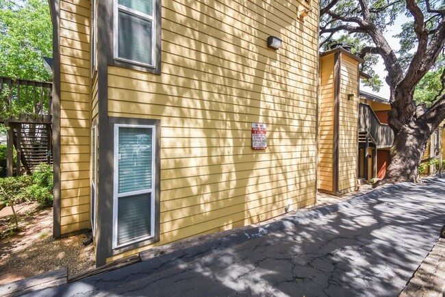Building Photo - 1000 W 26th St