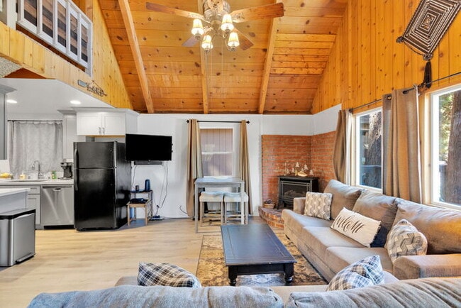 Building Photo - Remodeled 2 Bed / 1 Bath Near Bear Mountain & Golf Course