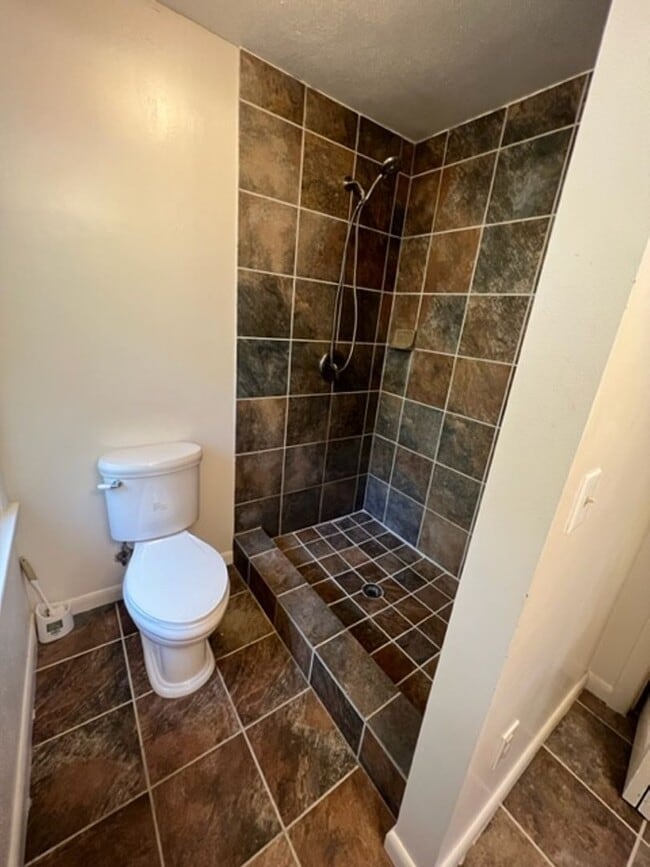 Photo - 3 bed 2 bath! UPSTAIRS!! House