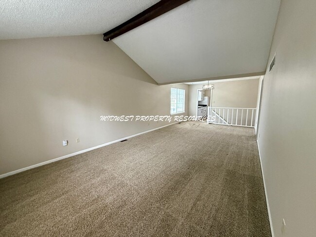 Building Photo - Large 2 Bedroom/1 Bath Duplex in Lee's Summit