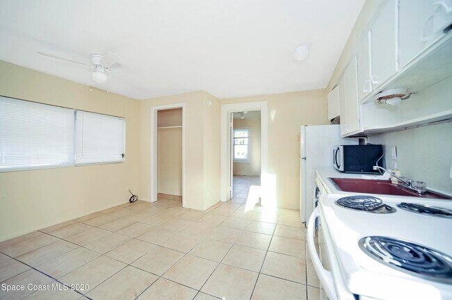 Building Photo - 1420 Avocado Ave