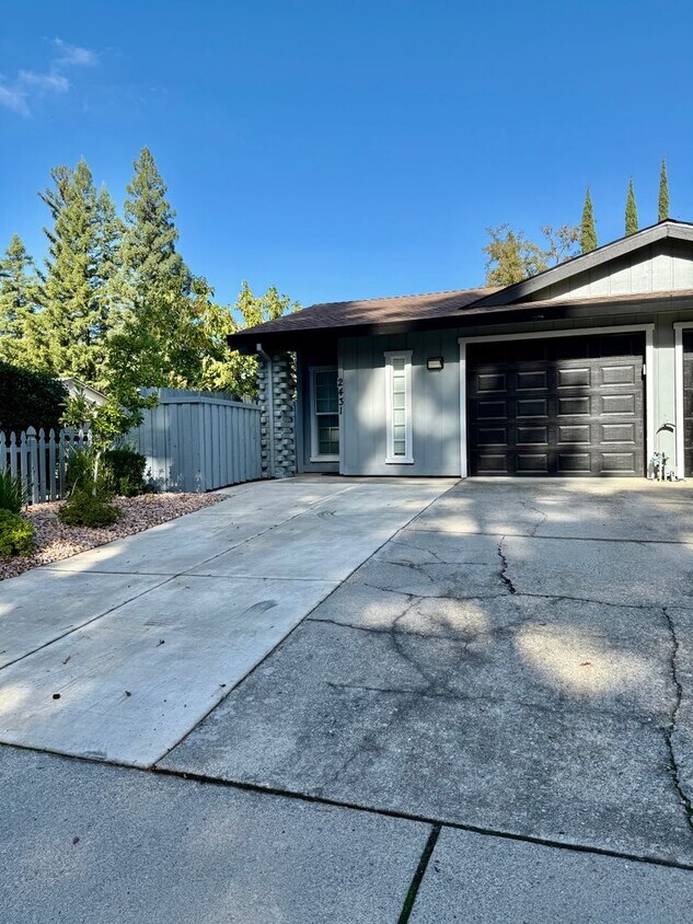 LARKSPUR 2431-2433 - LARKSPUR 2431-2433