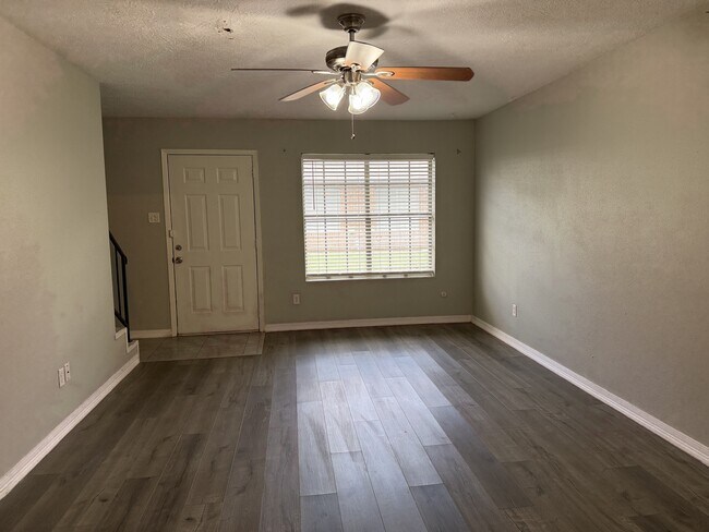 Foto del edificio - 8730 Glen Meadow Ln
