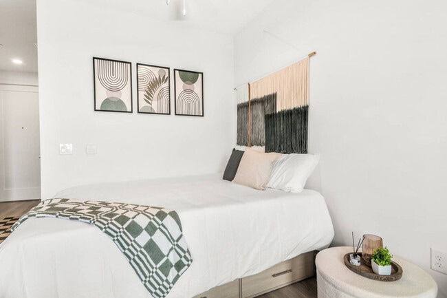 Building Photo - 701 Richmond Ave.