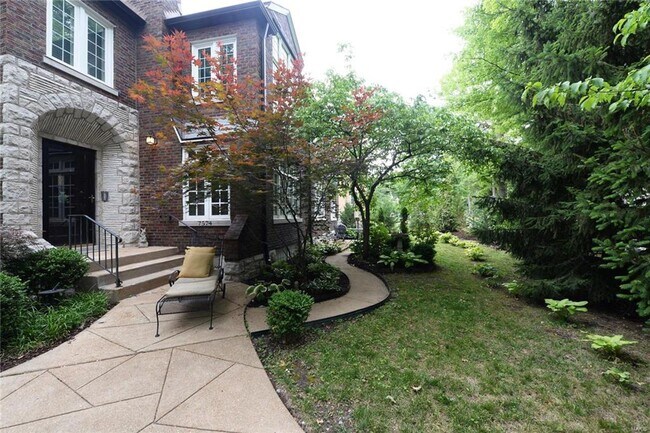 Building Photo - 7572-74 York