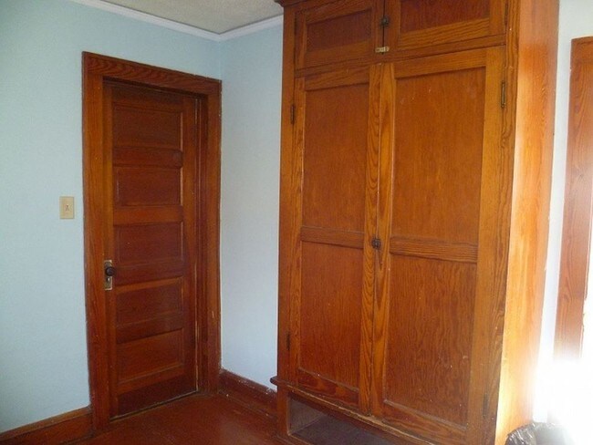 Building Photo - 2214 S Allis Street - 2 Bedroom Bayview Upper