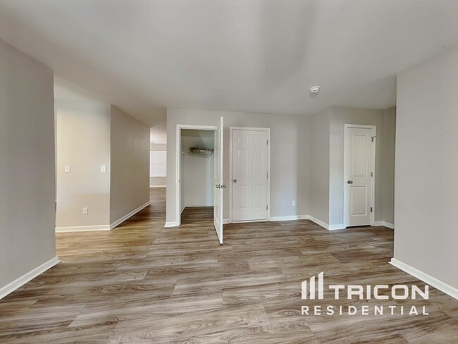 Foto del edificio - 2831 Village Center Dr