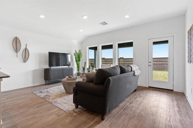 Building Photo - 601 Veneta Ln