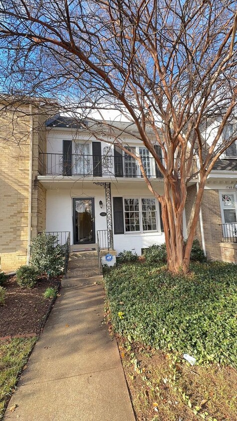 Building Photo - Beautiful 3 Bed 2.5 Bath Interior Townhome With Fenced Yard In Hallcrest Heights