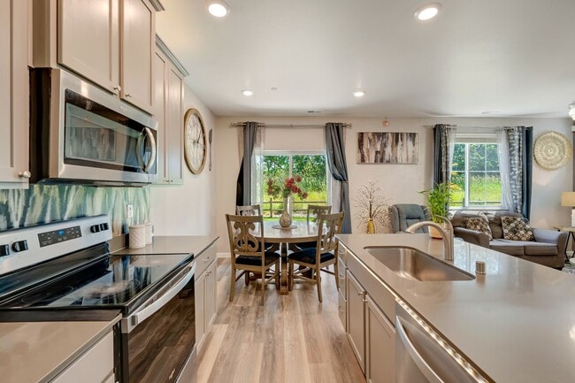 Building Photo - Newly Built Townhome 4bd 2.5ba