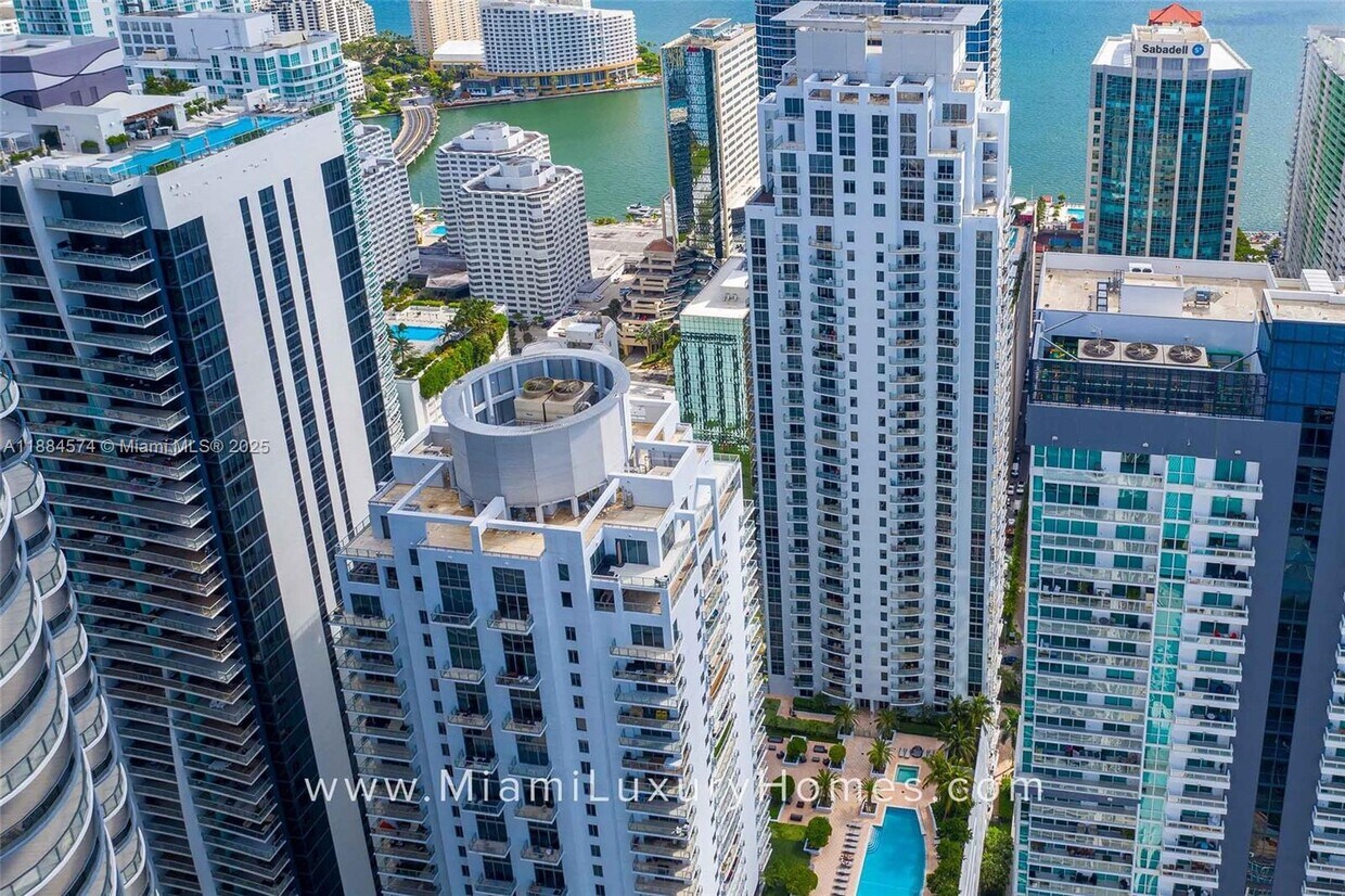 Foto principal - 1050 Brickell Ave