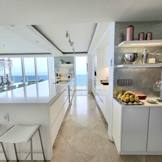 Building Photo - 1830 S Ocean Dr