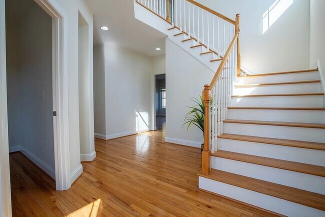 Building Photo - 361 Windsor Dr